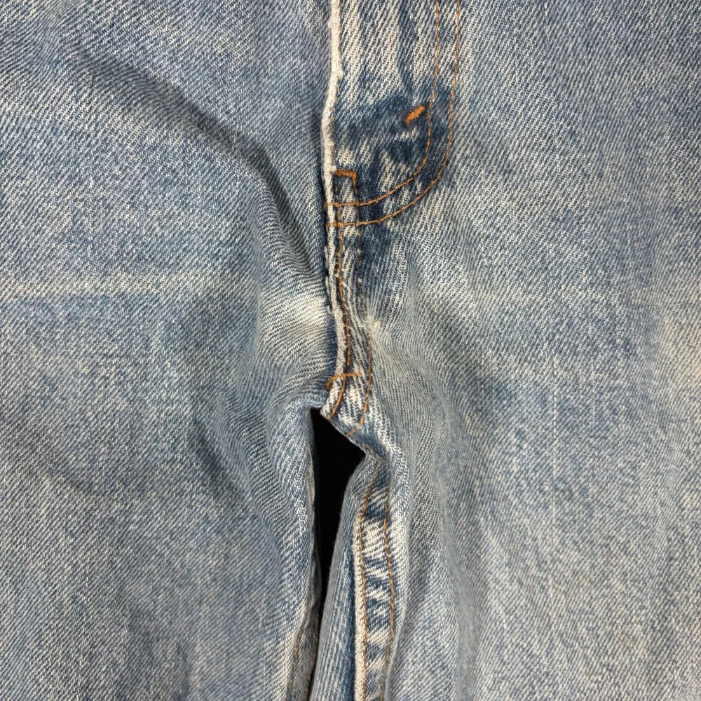 Vintage Levi's 550 Jeans Mens 34x32 Relaxed Fit Blue Light Wash Denim Distressed